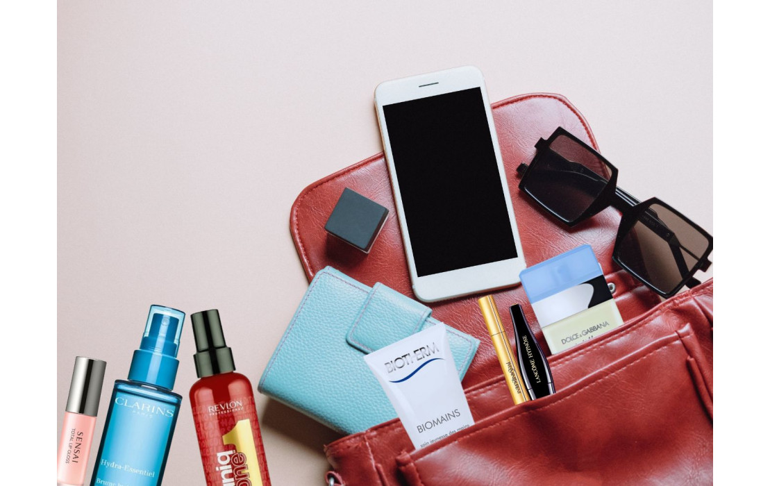 7 MUST-HAVE ESSENTIALS TO CARRY IN YOUR PURSE 